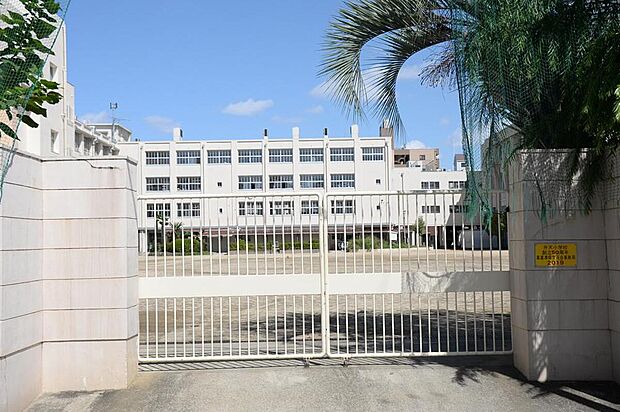 【弁天小学校/約400m】
徒歩5分。4年生と5年生の児童を対象に、宿題や自主学習に取り組む「放課後チャレンジルーム」が開設されており、希望者は参加可能です。