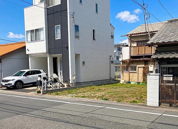【現地写真】
JR福知山線「北伊丹」駅まで徒歩4分。南側道路に面する、陽当り良好な自由設計対応分譲地が誕生！明るく快適な室内で、ゆったりと寛げる住まいが叶う立地です。