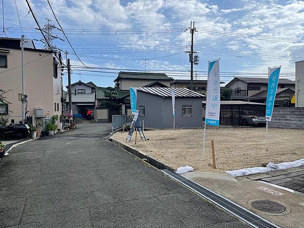 【前面道路を含む現地写真】
前面道路は幅員約4.0m。敷地と道路の高低差がほとんど無く、車の入出庫もスムーズに行えます。敷地の広さを活かし、複数台のカースペース(車種による)などもご検討可能です。