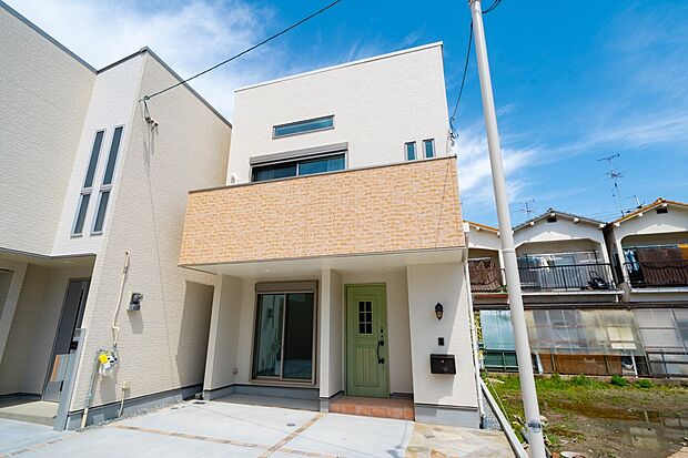 【本分譲地に建築可能な建物プラン例】
やさしいベージュ調をベースに、レンガ柄や木目をアクセントに。ナチュラルカントリー風の外観に仕上げました。《分譲地外:建物面積90.72m2、建物価格1969万円》