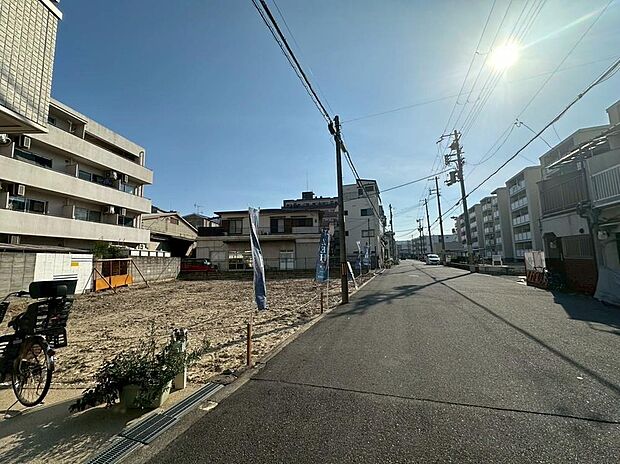 【前面道路含む現地写真】
保育施設や小学校、スーパーなどが徒歩10分圏内。陽当たりや開放感など、周辺の雰囲気とあわせて、ぜひ一度現地をご見学ください。