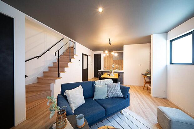 【本分譲地に建築可能な建物プラン例】
ひな壇階段仕様のLDK。コントラストが際立つブラックの天井を施し、上質な空間を演出しています。《分譲地外:建物面積93.47m2、建物価格1985万円》