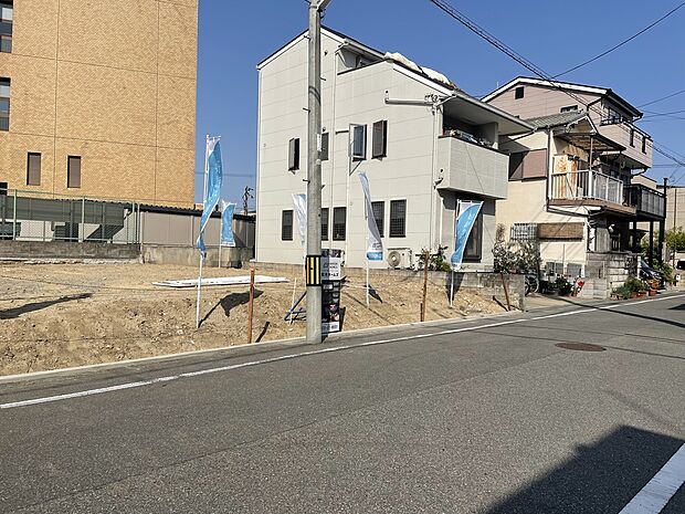 【前面道路を含む現地写真】
南西側前面道路は幅員約6.0m。車の入出庫もスムーズに。前面の建物との距離も保たれ、陽光差し込む明るい住まいを実現できる敷地です。ぜひ、現地をご見学ください。