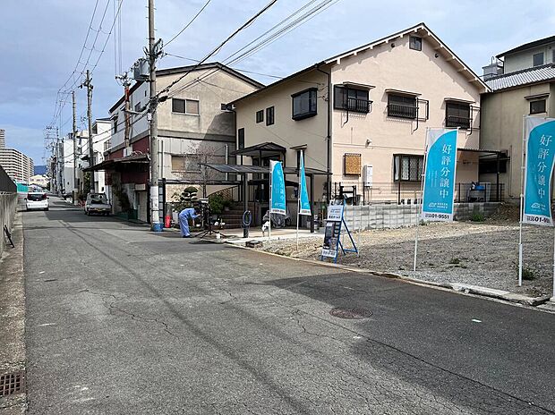 【前面道路を含む現地写真】
北側前面道路は幅員約6.1m。敷地と道路との高低差もほとんど無く、車の入出庫もスムーズに行えます。見通しが良く、お子様が通行する際にも嬉しいポイントです。