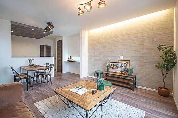 【本分譲地に建築可能な建物プラン例】
グレイッシュカラーのクロスで穏やかな印象に仕上げました。TVを壁付けできるよう、下地補強をしています。《分譲地外:建物面積95.78m2、建物価格2018万円》