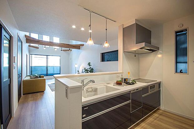 【本分譲地に建築可能な建物プラン例】
お料理中でも、リビングで過ごす家族と会話を楽しめるほか、畳コーナーで遊ぶお子様を見守ることができます。《分譲地外:建物面積101.79m2、建物価格2126万円》
