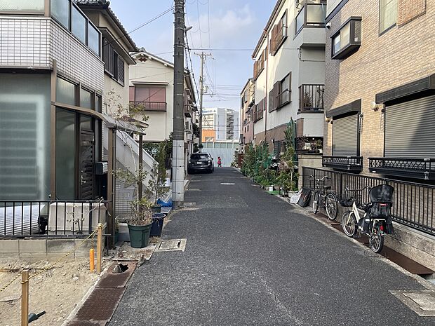 【前面道路含む現地写真】
前面道路はアスファルト舗装された平坦な道路です。敷地と道路の高低差がほとんどなく、車の入出庫もスムーズに行えます。周辺環境とあわせて、ぜひ現地をご見学ください。