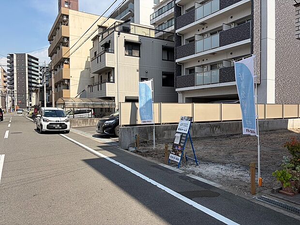 【前面道路を含む現地写真】
道路とは反対側の南側にLDKを配置するなど、外からの目線が気になりにくいプランも実現可能です。周囲の建物や実際の陽当たりの様子など、ぜひ現地にてご確認ください。