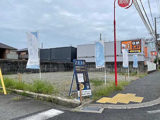 【現地写真】
角地を含む全2区画!敷地面積34坪超の広さで、幅広いプランをご検討いただけます。東側は歩道が整備されており、お子様がいらっしゃるご家庭にも安心のポイント。ぜひ、現地をご見学ください。