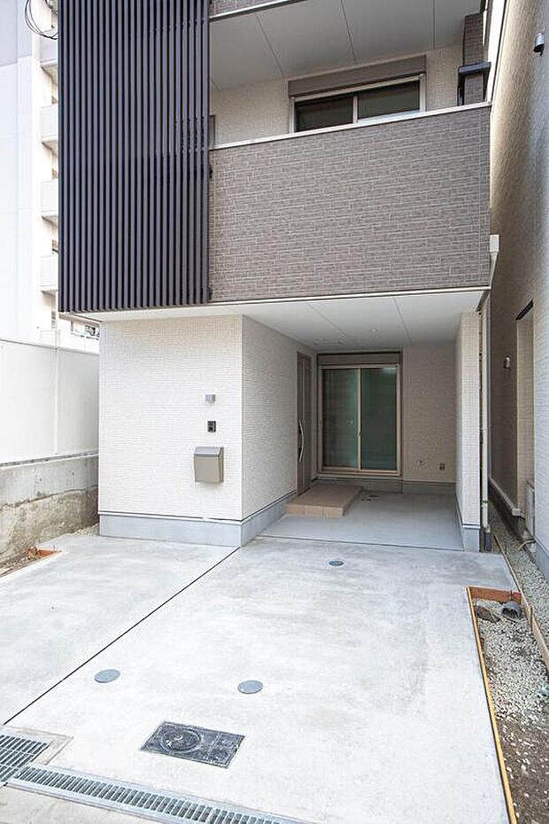 【本分譲地に建築可能な建物プラン例】
スペースが広く、駐車もスムーズなガレージ。SIC分を突き出すことで、落ち葉などが溜まりにくい設計です。《分譲地外:建物面積111.98m2、建物価格2309万円》