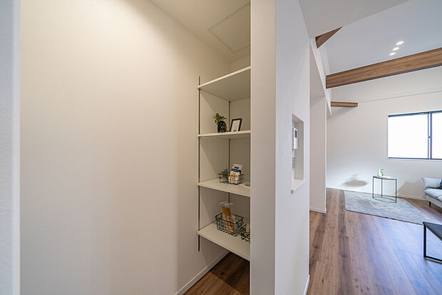 【【4号地・パントリー】】どこになにがあるか一目でわかる使いやすいパントリー。出入り部分にドアがなく、開閉のストレスなく食器や食品などをしまったり取り出したりすることができます。