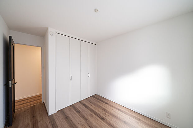 【【4号地・東側洋室(約5.0帖)】】全居室フローリングのため、掃除やお手入れがしやすいのもポイントです。各個室にはクローゼットが備わっており、住空間を広くお使いいただけます。