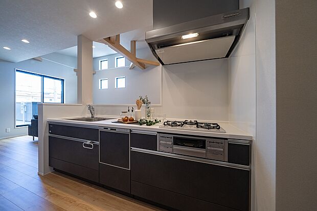 【【本分譲地に建築可能な建物プラン例】】明るいキッチン空間を実現する対面仕様。カウンター付きの腰壁により、調理中の手元がLDから見えにくい設計です。《分譲地外:建物面積94.77m2、建物価格1999万円》