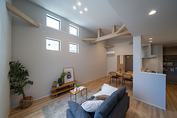 【【本分譲地に建築可能な建物プラン例】】勾配天井を採用した、圧倒的開放感のあるLDK。梁がアクセントとなり、木のあたたかみを感じさせてくれます。《分譲地外:建物面積94.77m2、建物価格1999万円》