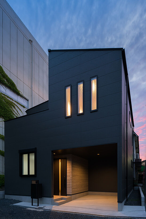 【【本分譲地に建築可能な建物プラン例】】夕景の空に溶け込む、直線的なフォルムのシンプルモダンな住まい。3つ並んだスリット窓が、外観のアクセントに。《分譲地外:建物面積95.58m2、建物価格2014万円》