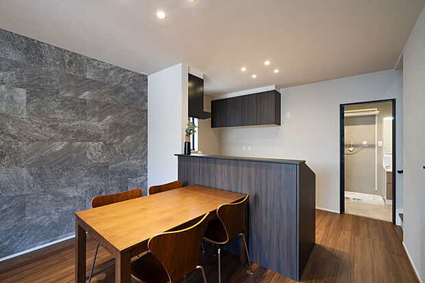 【【LDK/約15.0帖】】キッチン・洗面室・浴室が近く、家事動線に配慮した間取りです。キッチンは対面式のため、リビング・ダイニングにいるご家族の様子がよく見えます。