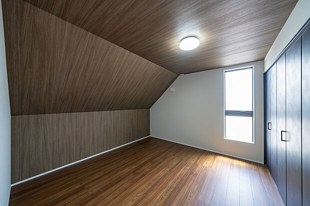 【【3階洋室/約8.0帖】】木目のクロスを採用した、あたたかみのある洋室です。約8.0帖の広さがあり、子ども部屋や書斎、趣味の部屋など、ライフスタイルに合わせて多用途に活用可能です。