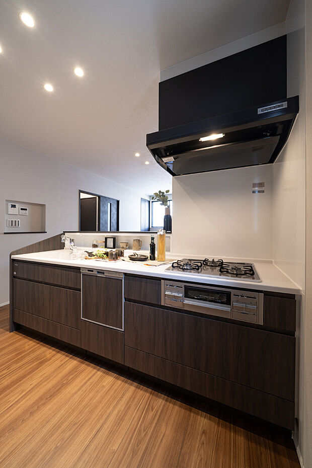 【【システムキッチン】】キッチンには食器洗乾燥機を搭載しています。共働きで忙しい朝や、帰宅後の食器洗いの時間短縮となり、家事負担軽減に役立つ設備です。