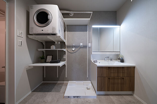 【【洗面室】】身支度の際に重宝する三面鏡タイプの洗面化粧台です。洗面ボウル下、三面鏡裏に収納スペースがあります。洗面化粧台横には、使い勝手の良い可動棚も設置しています。