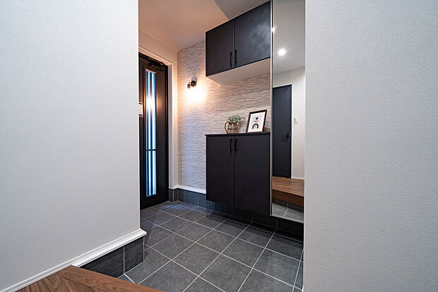 【【シューズボックス】】シューズボックスを備えており、散らかりがちな玄関をすっきりと片付けることができます。姿見付きなので、外出前に身だしなみチェックが可能です。