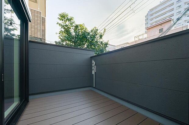 【【バルコニー】】LDKから出入り可能なバルコニー。外部からの目線が気になりにくく、プライバシーに配慮されています。天気の良い日には、ティータイムや読書なども◎