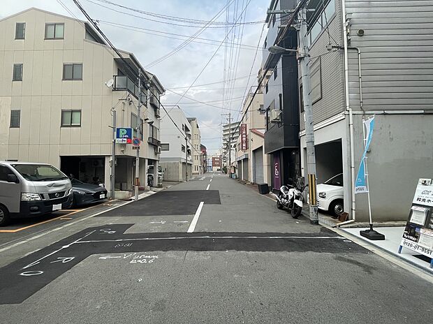 【【前面道路を含む現地写真】】片側一車線の見通しが良い直線道路に面しています。アスファルト舗装されたフラットな道路で、自転車やベビーカーでも移動しやすい環境です。