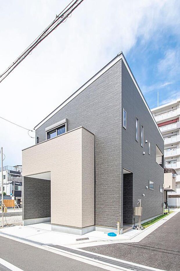 【【本分譲地に建築可能な建物プラン例】】グレーとホワイトのコントラストが洗練された印象を与える外観。プライバシーを考慮した窓配置です。《分譲地外:建物面積103.07m2、建物価格1851万円》