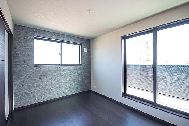 【【本分譲地に建築可能な建物プラン例】】風合いのあるミディアムグレーのアクセントクロスがシックな印象。2面の採光で、日照と通風を確保しました。《分譲地外:建物面積99.63m2、建物価格1702万円》