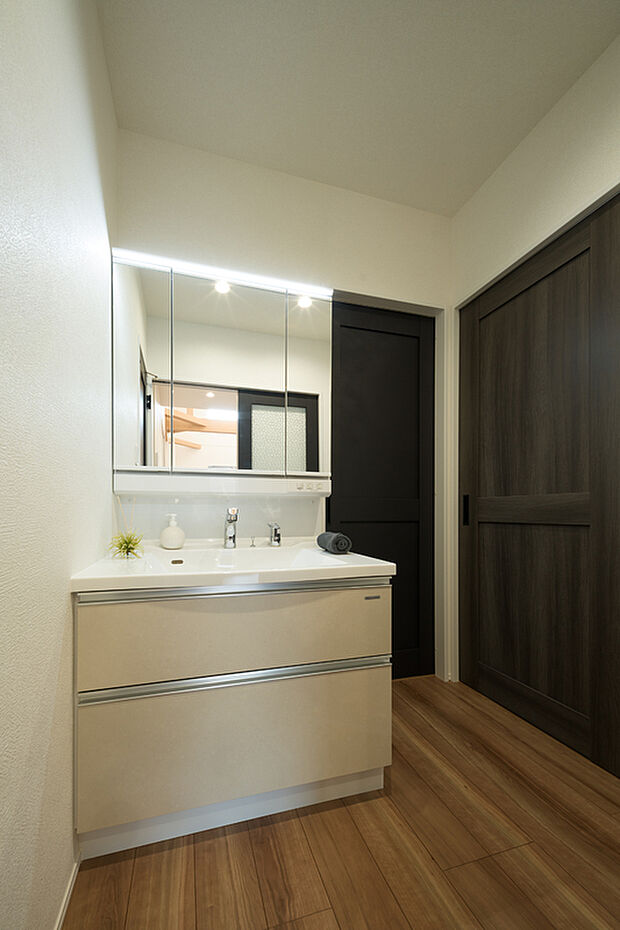 【【洗面化粧台/1号地コンセプトハウス】】三面鏡付きで朝の身支度もスムーズに。脱衣室が隣接しているため、ご家族間のプライバシーも守りながら、気兼ねなく使用することができます。