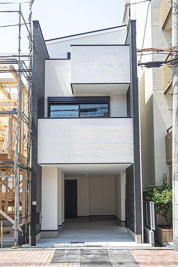 【【本分譲地に建築可能な建物プラン例】】建物の両サイドに黒い壁を立ち上げました。サイドからの視線を遮るほか、白い壁に映えるアクセントとしても◎《分譲地外:建物面積104.49m2、建物価格1785万円》
