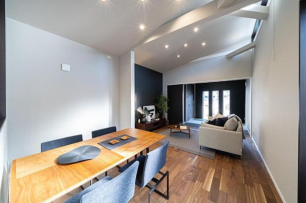 【【本分譲地に建築可能な建物プラン例】】3階ホールにはカウンターを設けています。一人の集中作業に使用するなど、シーンに合わせて自由に使えるのが魅力です。《分譲地外:建物面積104.89m2、建物価格1744万円》