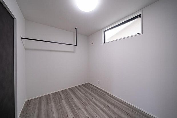 【【本分譲地に建築可能な建物プラン例】】採光を確保しながらも、家具を配置しやすいよう高い位置にスリット窓を設置。寝室や子供部屋としてもオススメです。《分譲地外:建物面積72.72m2、建物価格1552万円》