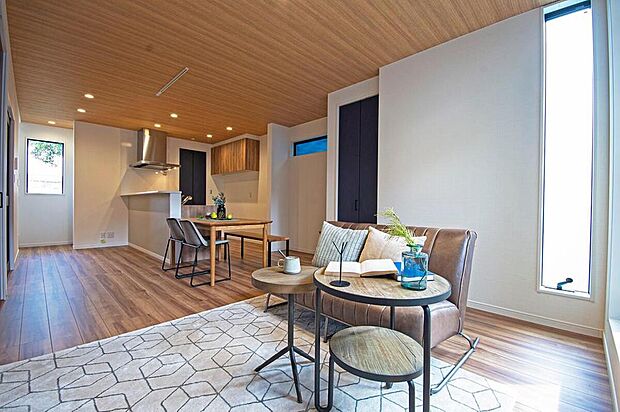 【【本分譲地に建築可能な建物プラン例】】ゆったりとした広さのLDKです。選んだ家具が内装に馴染むように、アクセントクロスをホワイトカラーにしています。《分譲地外:建物面積101.85m2、建物価格1740万円》