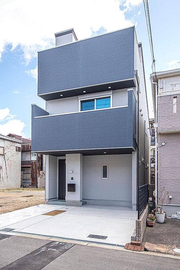 【【本分譲地に建築可能な建物プラン例】】深みのあるブルーカラーがさわやかな外観。外構の一部を真砂土仕上げにし、シンボルツリーを植えられる場所に◎《分譲地外:建物面積101.64m2、建物価格1736万円》