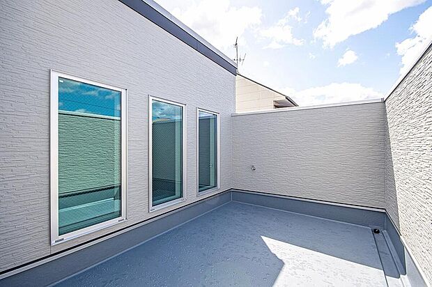 【【本分譲地に建築可能な建物プラン例】】外部からの目線をシャットアウトできるよう、壁を高くしたルーフバルコニー。自宅にいながら屋外の開放感を味わえます。《分譲地外:建物面積101.64m2、建物価格1736万円》