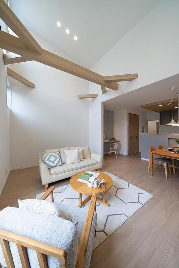 【【本分譲地に建築可能な建物プラン例】】リビングには効率よく自然光を取り込む勾配天井を採用。天井が高く感じられ、部屋全体に開放感をもたらします。《分譲地外:建物面積96.39m2、建物価格1646万円》