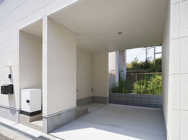 【【2号地・カースペース】】インナーガレージ付き。大切な車を雨や紫外線から守ってくれます。玄関直結のため、雨の日も濡れずに乗り降りできます。