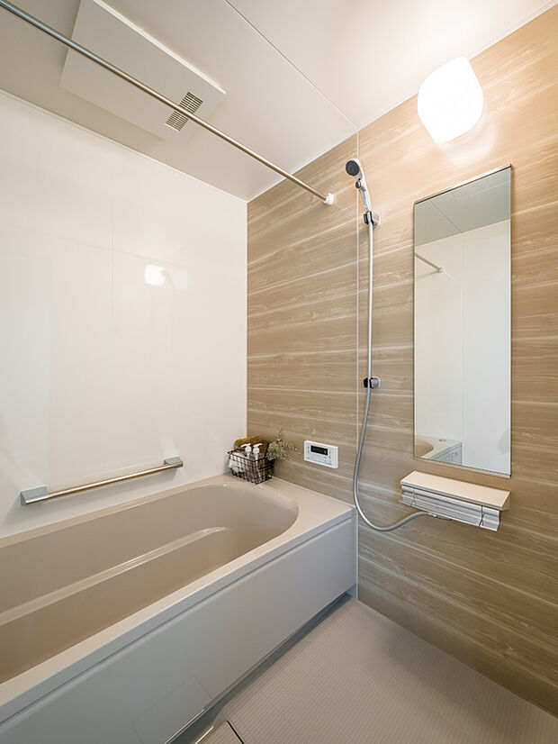 【【2号地・浴室】】1日の疲れをゆっくりと癒していただける浴室。雨の日や夜間の洗濯乾燥に便利な浴室乾燥機付き。窓があるため、自然換気が可能です。