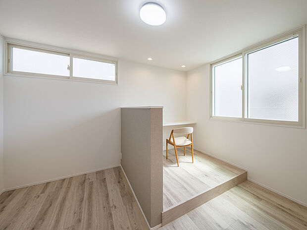 【【2号地・ワークスペース】】約8.0帖の洋室の一角にワークスペースを設けています。お子様の学習スペースや在宅ワークスペースなど多用途に活用できます。