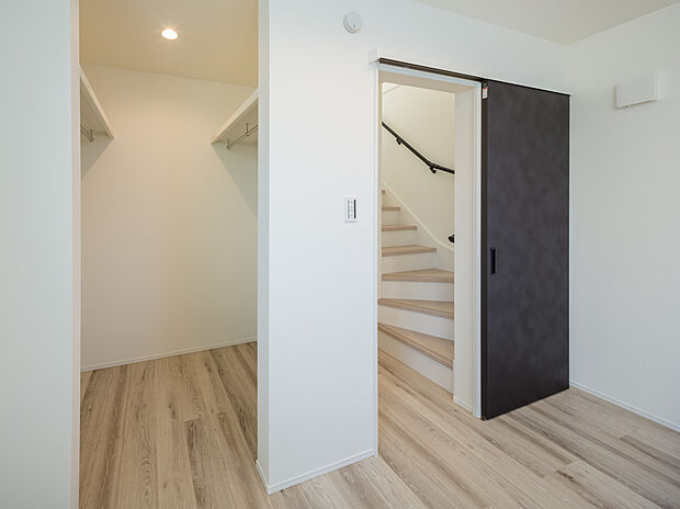 【【2号地・WIC】】3階の各洋室にWICを設置。衣類のほか、キャリーケースや季節家電などをまとめて収納できます。収納家具を最小限に抑え、住空間を広く使えます。