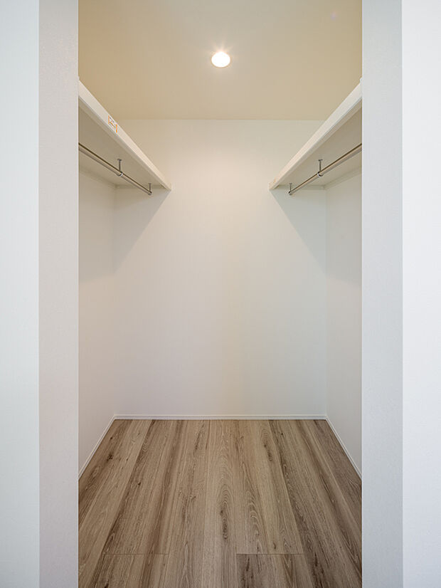 【【2号地・WIC】】【2号地・WIC】
約11.0帖・約8.0帖の洋室にWICを備えました。枕棚・ハンガーパイプ付きで、空間を余すことなく活用できそうです。衣類や小物はもちろん、スーツケースや季節家電などの収納も可能◎