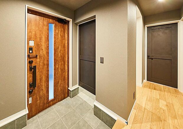 【【本分譲地に建築可能な建物プラン例】】グレージュカラーでまとめたエントランス。大容量のSICがあるので、いつも片付いた美しい玄関をキープできます。《分譲地外:建物面積102.86m2、建物価格1847万円》