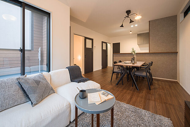 【【LDK】】陽当り・通風・プライバシーにも配慮した2階LDKは約17.9帖。大きな家具も配置しやすく、ご家族でゆったりと寛げる広さです。2階に水回りを集約しており、家事動線が良好な間取りです◎