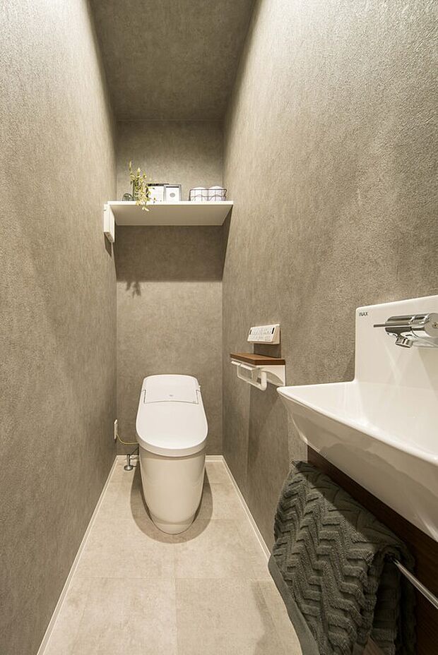 【【トイレ】】温水洗浄便座付きで快適に使用可能。トイレは1、2階に設置しており、順番待ちの心配も軽減されます。手洗い器付きで、手洗いはもちろん、掃除の際もその場ですぐに水を使うことができ便利です。