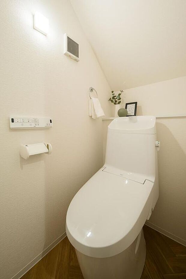 【【トイレ/1階】】1年を通して快適に利用できる、温水洗浄便座付き。手洗い器一体型トイレにつき、使用後すぐに手を洗えて衛生的です。背面に、植物や芳香剤などを置くことができるスペースがあります。
