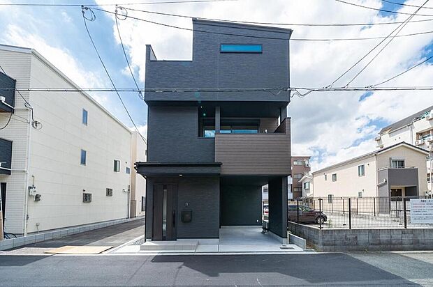 【【本分譲地に建築可能な建物プラン例】】ブラックに木目をあしらった、シックでおしゃれな外観。玄関扉やポストも、外壁と統一感が出るような配色です。《分譲地外:建物面積94.36m2、建物価格1695万円》