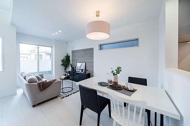 【【本分譲地に建築可能な建物プラン例】】実際の面積以上の広さを感じさせる、伸びやかで開放感あふれる2階のLDK。グレーのエコカラットがポイントです。《分譲地外:建物面積99.22m2、建物価格1782万円》