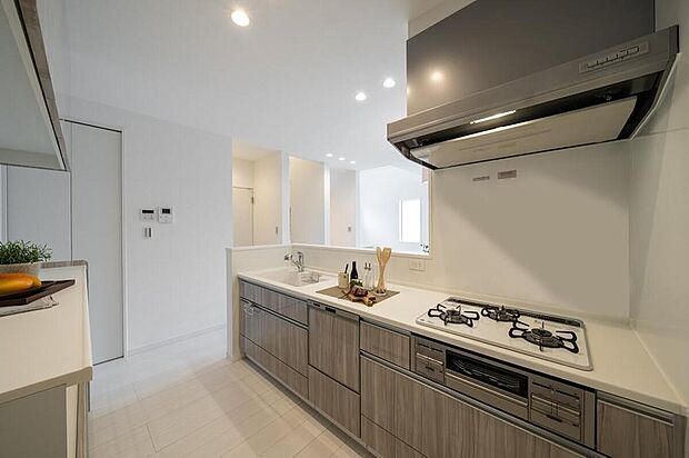 【【本分譲地に建築可能な建物プラン例】】LDを見渡すことができるキッチン。バルコニーを通して外まで目線が抜けるため、広がりを感じることができます。《分譲地外:建物面積99.22m2、建物価格1782万円》