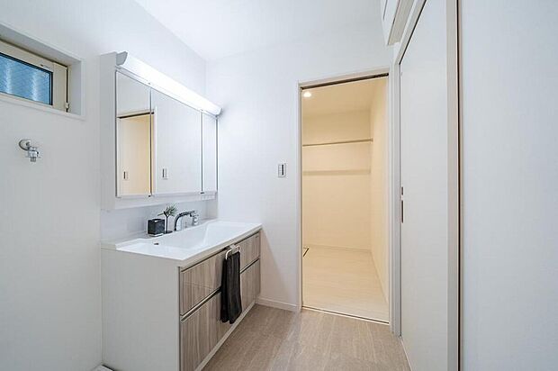 【【本分譲地に建築可能な建物プラン例】】浴室から洗面室、ランドリールームと一直線の動線で配置しました。部屋干し派に嬉しい洗濯環境です◎《分譲地外:建物面積99.22m2、建物価格1782万円》