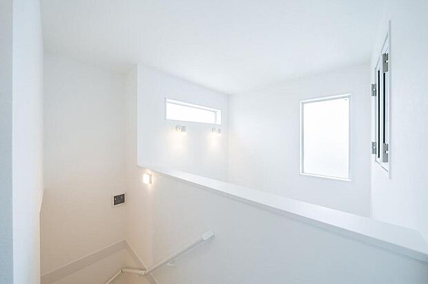 【【本分譲地に建築可能な建物プラン例】】どんなインテリアでも映える白い空間はセンスの見せ所。お好みのアイテムを取り入れたスタイリングを楽しめそうです。《分譲地外:建物面積99.22m2、建物価格1782万円》